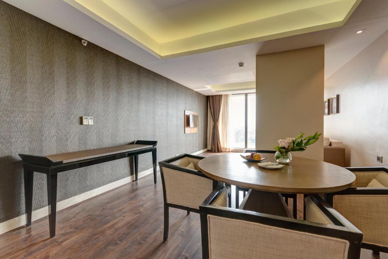 Holiday Inn Kolkata Airport, an IHG Hotel Bagian luar foto A suite at the hotel
