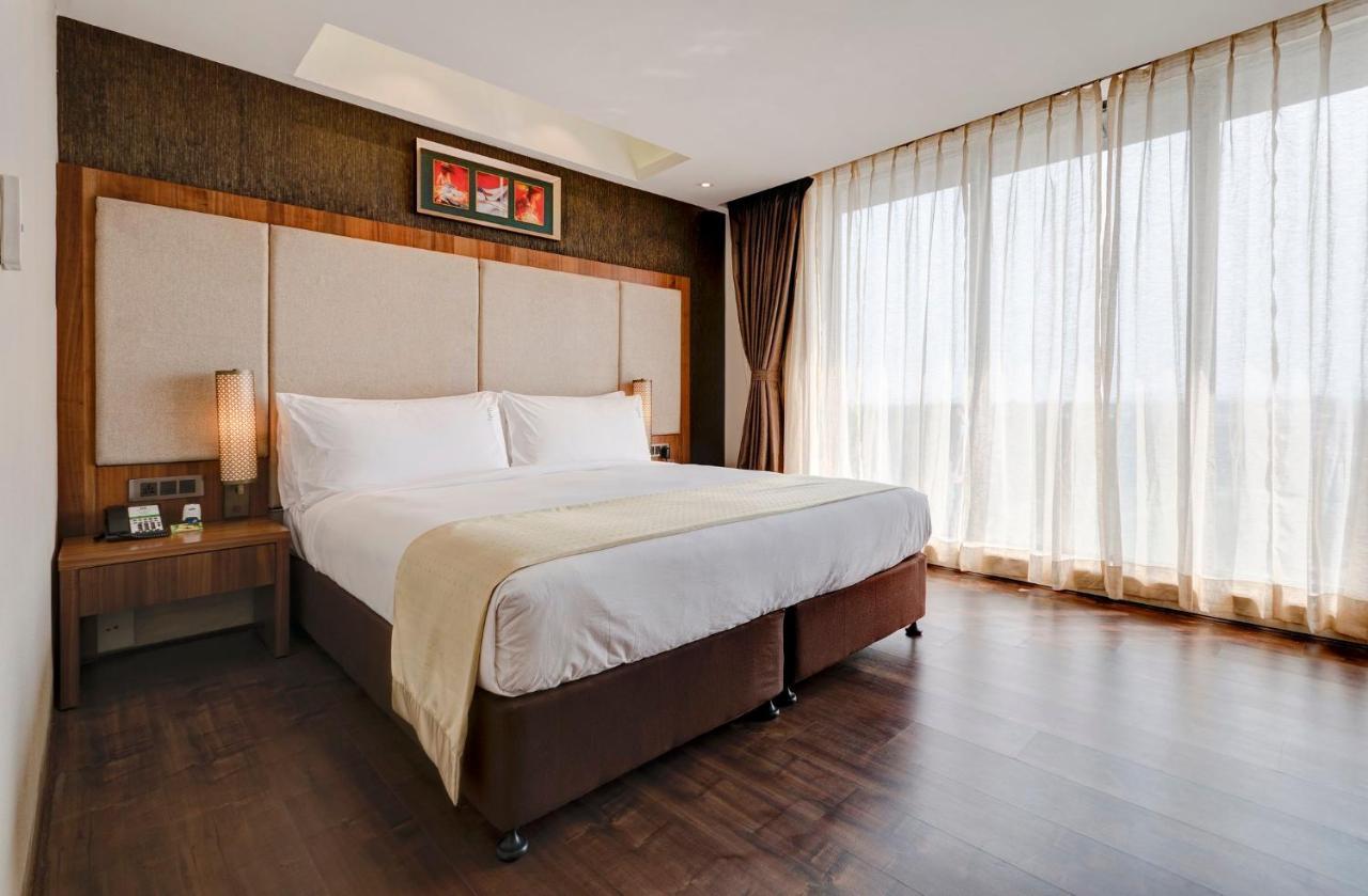 Holiday Inn Kolkata Airport, an IHG Hotel Bagian luar foto A bedroom at the hotel