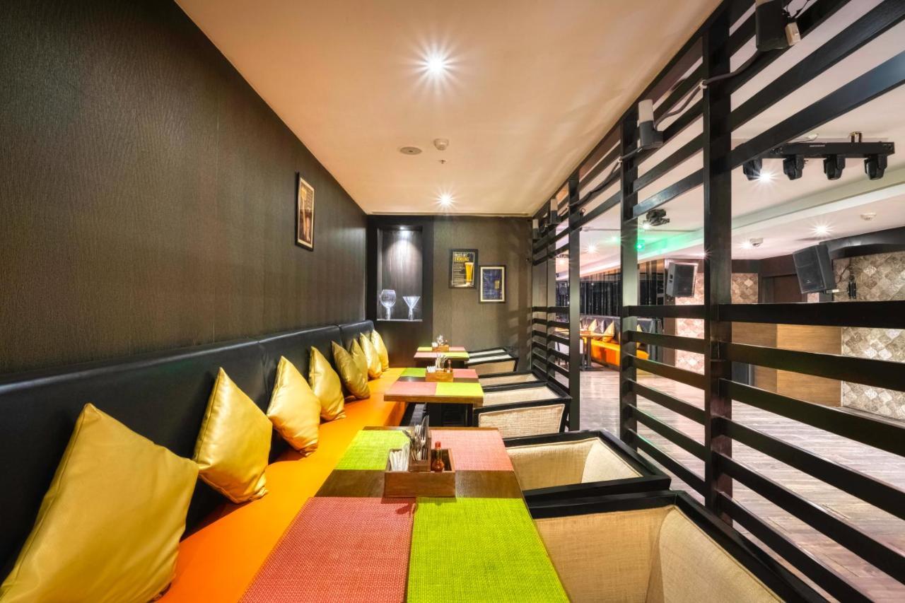 Holiday Inn Kolkata Airport, an IHG Hotel Bagian luar foto The interior of a restaurant in the hotel