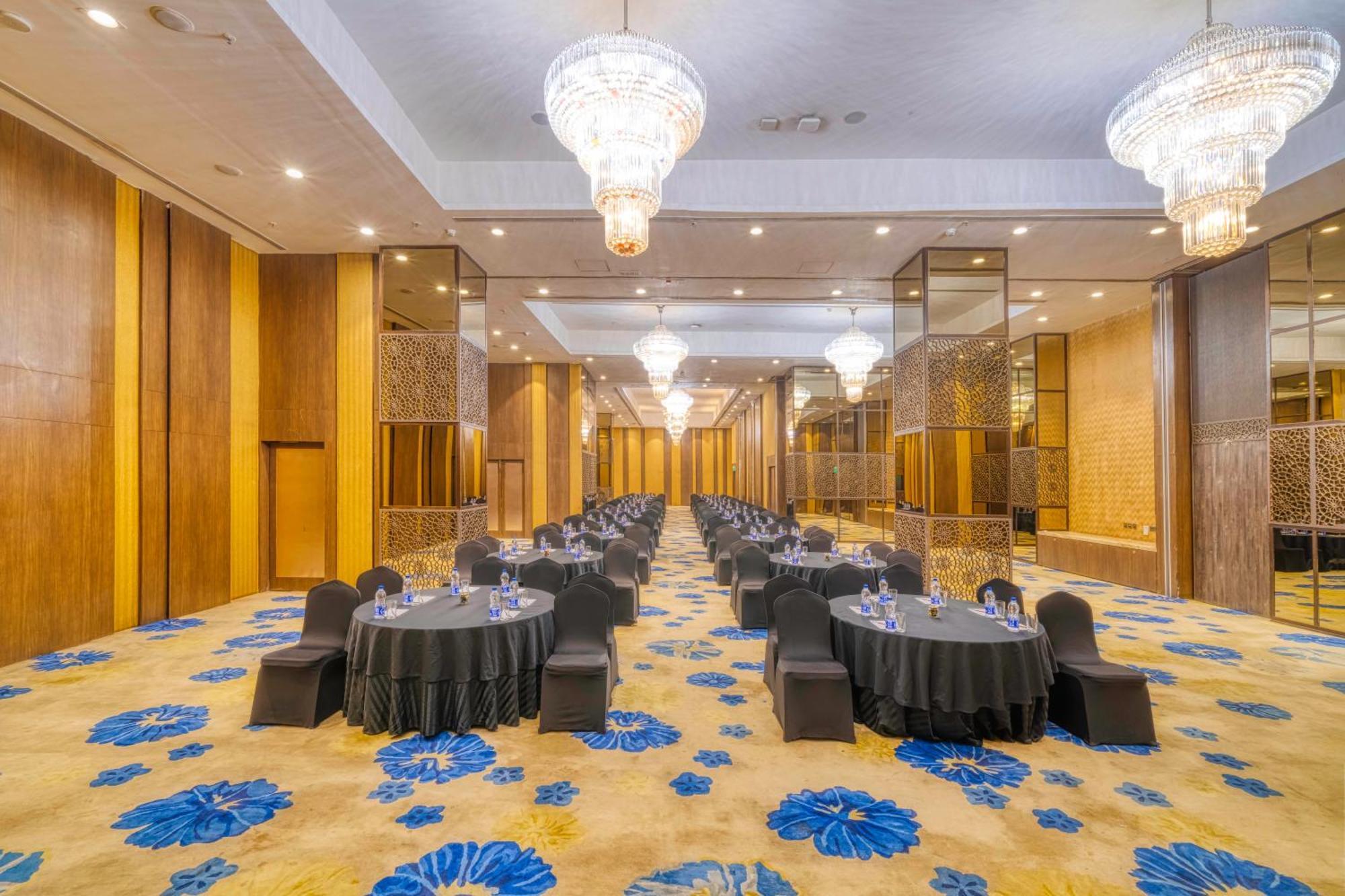 Holiday Inn Kolkata Airport, an IHG Hotel Bagian luar foto The ballroom