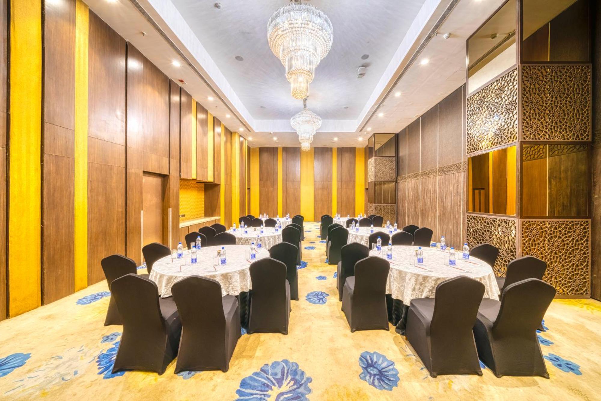 Holiday Inn Kolkata Airport, an IHG Hotel Bagian luar foto The Royal Ballroom