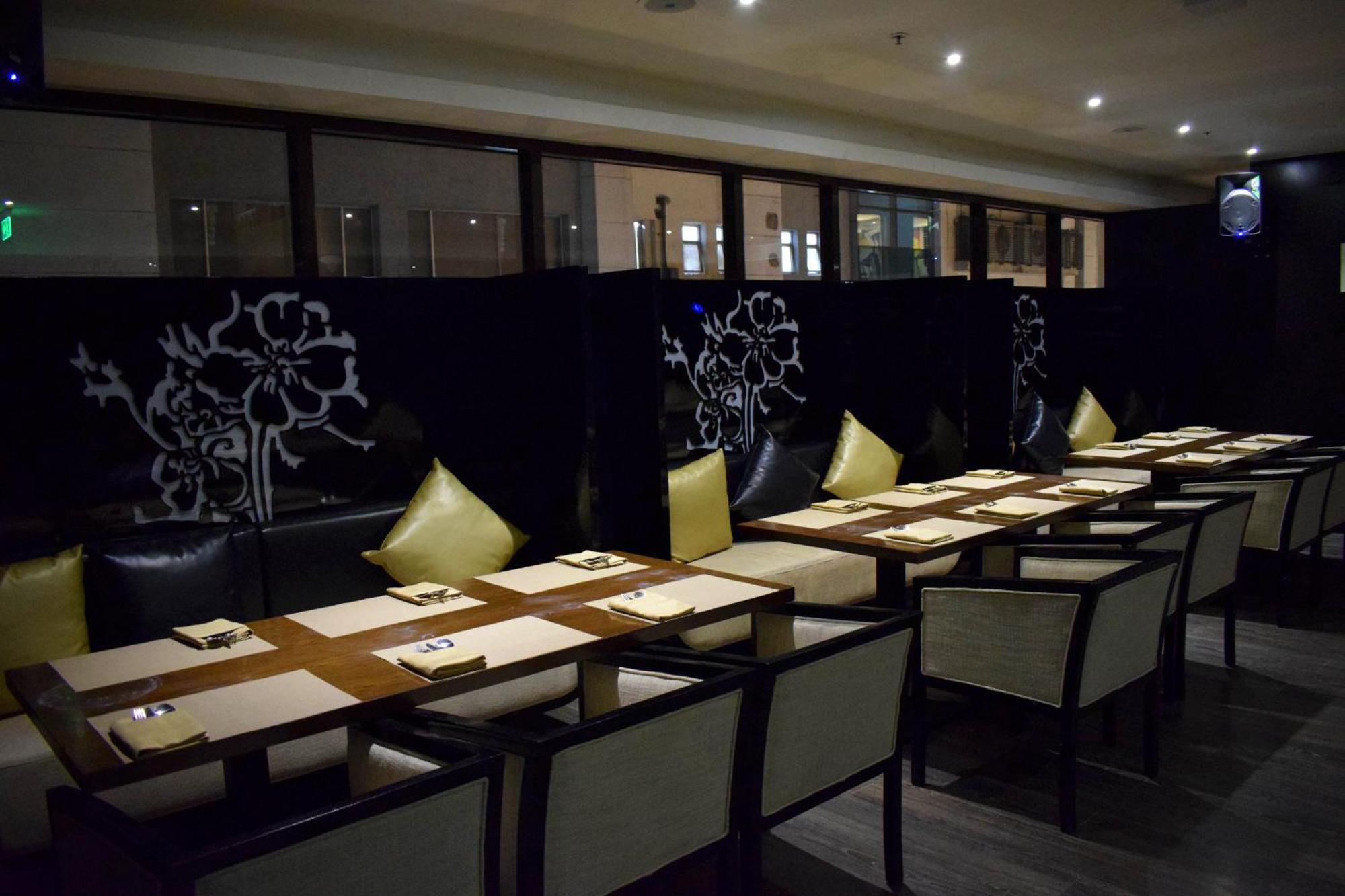 Holiday Inn Kolkata Airport, an IHG Hotel Bagian luar foto Interior of a restaurant in the hotel