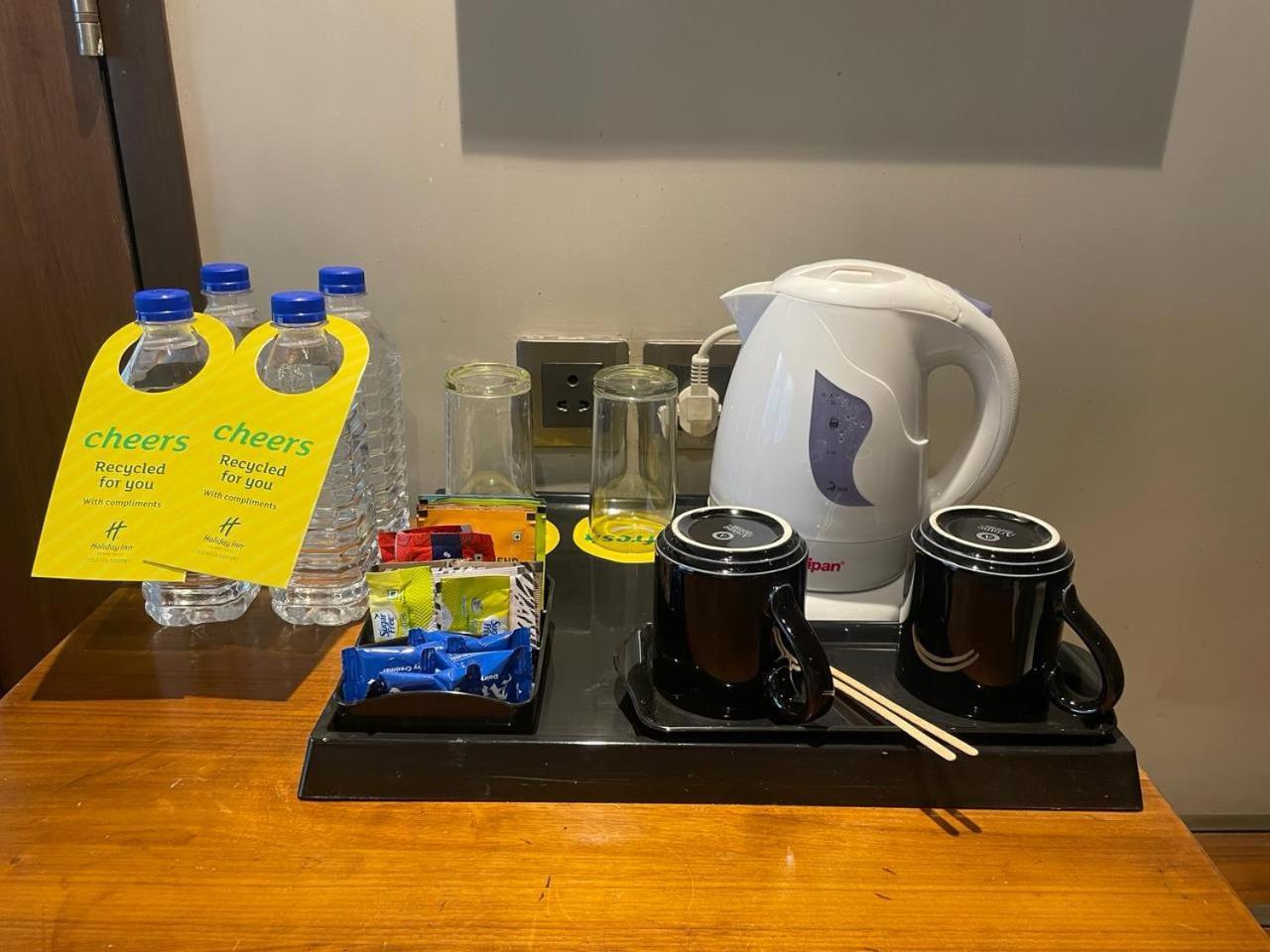 Holiday Inn Kolkata Airport, an IHG Hotel Bagian luar foto A kettle and bottled water in a hotel room