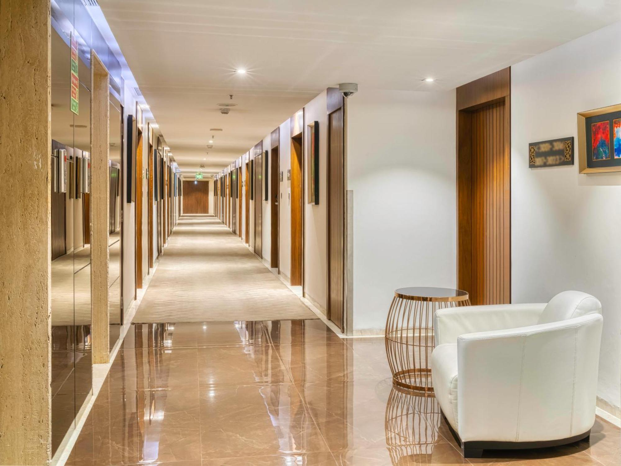 Holiday Inn Kolkata Airport, an IHG Hotel Bagian luar foto A corridor at the hotel