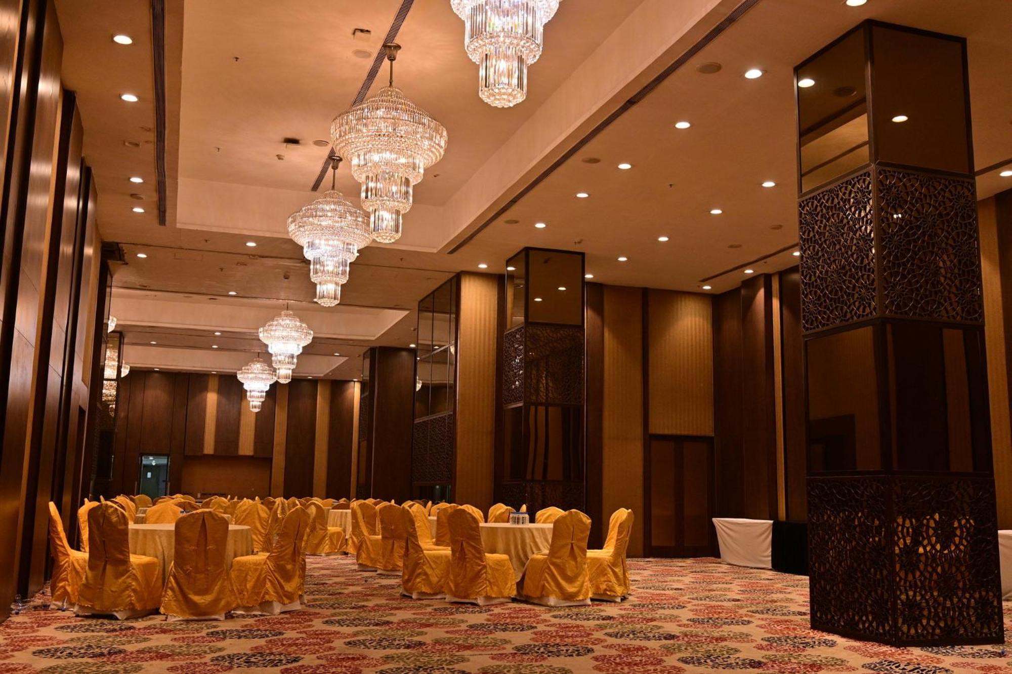 Holiday Inn Kolkata Airport, an IHG Hotel Bagian luar foto The Grand Ballroom