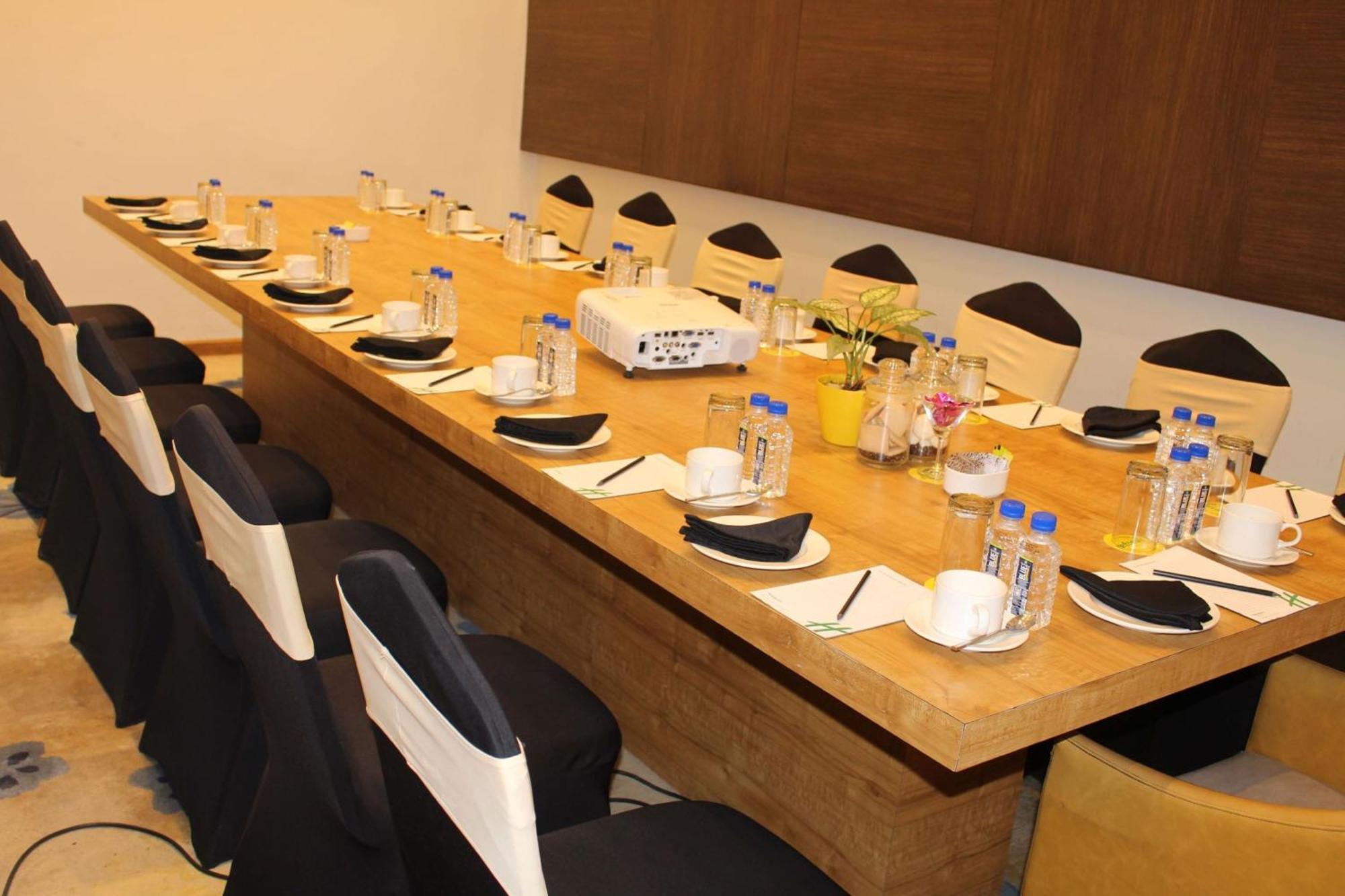 Holiday Inn Kolkata Airport, an IHG Hotel Bagian luar foto A meeting room at the hotel