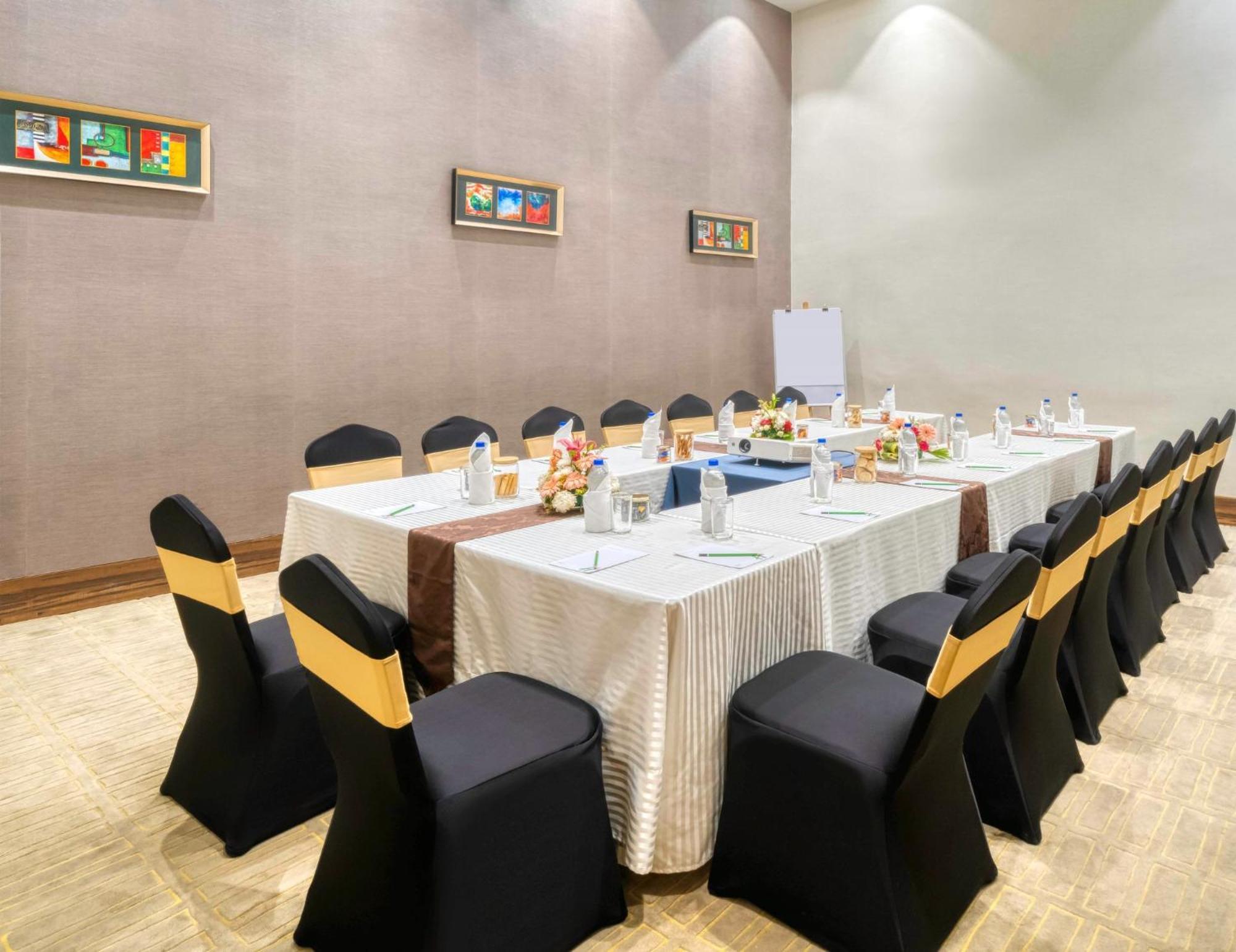 Holiday Inn Kolkata Airport, an IHG Hotel Bagian luar foto
