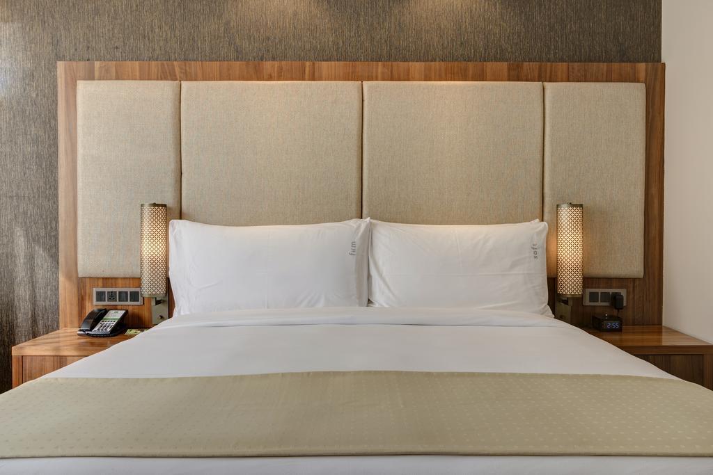 Holiday Inn Kolkata Airport, an IHG Hotel Bagian luar foto A bed with a headboard